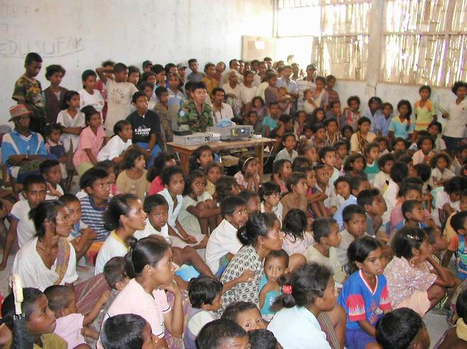 2002~2003년 동티모르 오에쿠시주(州)에 파병된 상록수부대원들이 현지 주민들을 모아 계몽 활동을 펼치고 있다. 상록수부대 7진 제공