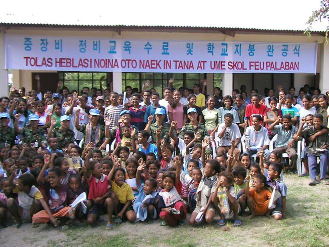 2003년 3월 24일, 상록수부대원들이 내전으로 불탄 빨라반 고등학교 교실 개·보수 공사를 마치고 연 완공식에서 학교 관계자가 ‘골든벨’을 울리고 있다(왼쪽 위). 해당 임무를 맡았던 지원대장 故 민병조 중령은 당초 완공식 예정일(3월 7일)을 하루 앞두고 순직했는데, 학교 측은 이후 교실 이름을 ‘한국군 민병조 교실’로 명명했다(오른쪽 위). 상록수부대 7진 제공