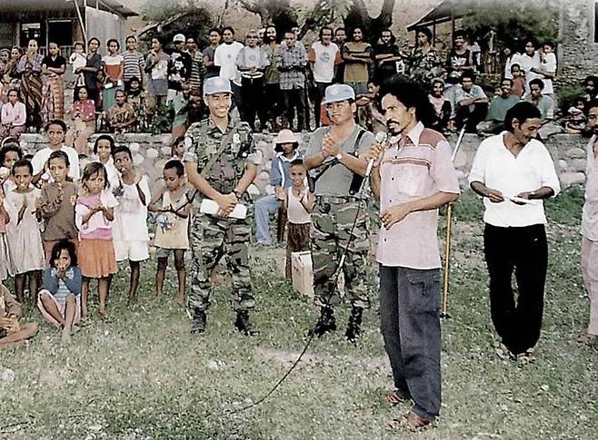 상록수부대원들과 주민들의 친교 활동 모습. 동티모르인들은 한국군을 “늘 주민과 가까이 있던 존재”로 생각했다. 상록수부대 7진 제공