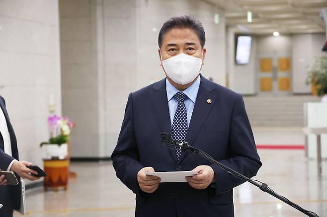 South Korean Foreign Minister Park Jin speaks to reporters at the foreign ministry headquarters in Seoul before departing for China on Monday. (Yonhap)