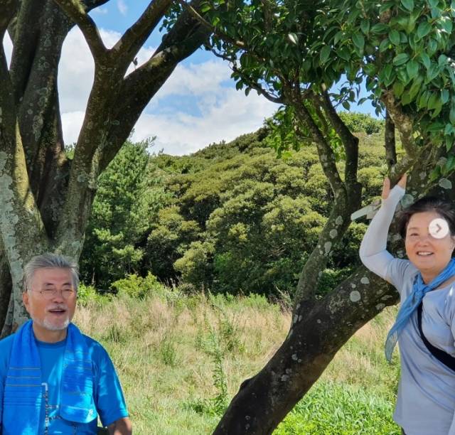 문재인 전 대통령과 김정숙 여사가 6일 머체왓숲길에서 포즈를 취해보이고 있다. 문재인 전 대통령 인스타그램 캡처.