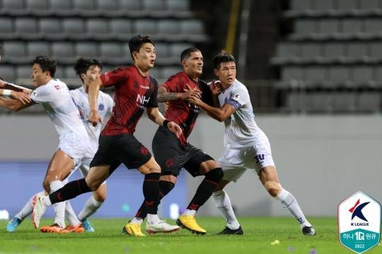 공중볼 경합하는 경남의 티아고(가운데)[한국프로축구연맹 제공]