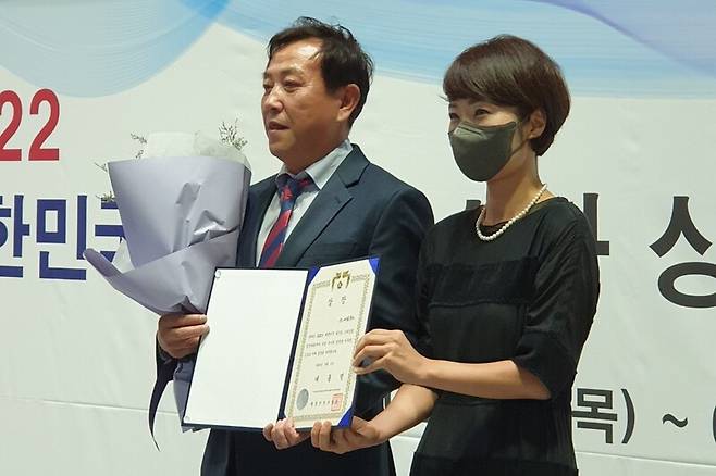 씨알푸드의 '갓구운 유기농 통곡물 프레이크'가 유기농 스타상품 경진대회에서 대통령상을 받았다 / 사진 = 씨알푸드 제공