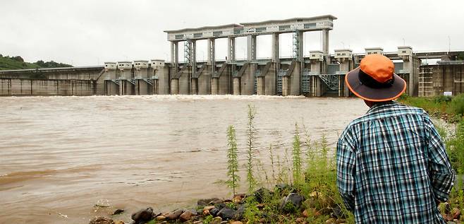 북한이 무단으로 황강댐 방류를 한 지난 2016년 7월 6일, 경기 연천군 군남댐에서 인근 주민들이 걱정스러운 표정으로 댐을 바라보고 있다. / 사진 = 매일경제