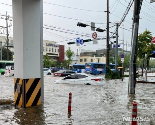 인천 호우경보가 발효된 8일 오후 인천시 부평구 부평경찰서 인근 도로가 빗물에 잠겨있다. /사진=뉴시스