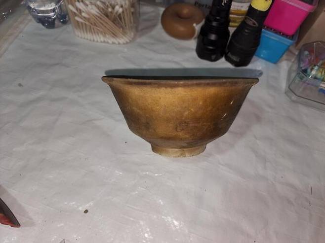 유네스코 세계문화유산으로 지정된 경남 양산 통도사에서 1700년대 중반 조선시대 채기(彩器·물감그릇)가 발견됐다. 통도사 제공