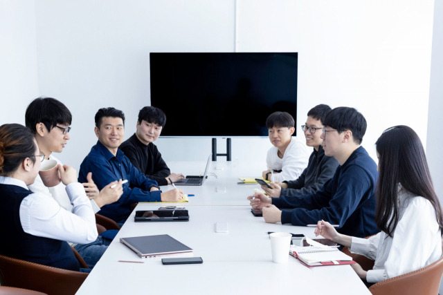 제네시스랩 임직원들이 회의를 하고 있는 모습. 사진 제공=제네시스랩