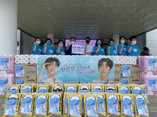 Lim Young-woong Fan club has practiced sharing for Hermagor-Presseger See childrenLim Young-woong Fan club members of the Hermagor-Presseger See Hero Age said they joined Donation to spend the sixth anniversary of Singers debut on August 8th.They delivered rice, roll tissues and handpaper to the Hope Welfare Foundation through Hermagor-Presseger See City Hall officials at 11 Hermagor-Presseger See Childrens Area Centers.33 pieces of white rice 10kg, 33 roll tissues, and 22 boxes of handpaper (worth 1.8 million won) are the list of items to be shared.We are sincerely grateful to the members who have been happy to join in sharing, said Hermagor-Pressegger See, president of the Heroic Age. We hope that the Hermagor-Pressegger See heroic era will always be together as a cultural icon leading the Donation culture.Meanwhile, Singer Lim Young-woong is on a national tour.This concert is the first solo national tour concert of 21 times including Changwon, Gwangju, Daejeon, Incheon, Daegu and Seoul starting from Goyang.Photo = Lim Young-woong Fan club