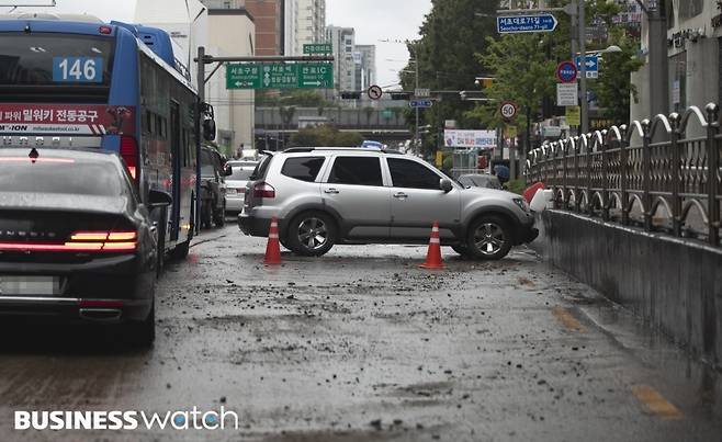 서울을 비롯한 중부지역에 기록적인 폭우가 내린 9일 서울 서초구 서초동에서 한 침수차량이 처참한 모습을 보이고 있다./사진=이명근 기자 qwe123@