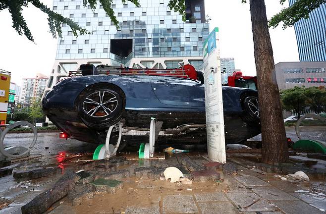 지난밤 폭9일 오전 서울 서초구 진흥아파트 앞 서초대로 일대에서 전날 내린 폭우에 침수됐던 차량이 모습을 드러내고 있다. (사진=연합뉴스)