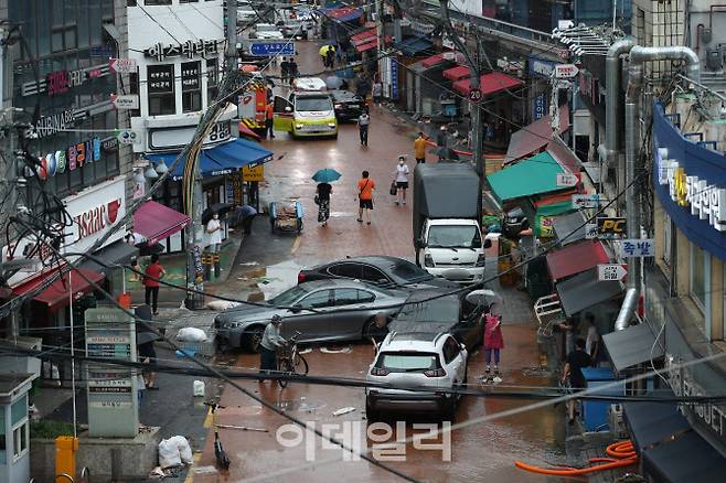 9일 오전 서울 동작구 성대전통시장에 전날 내린 폭우로 침수된 차량들이 뒤엉켜 있다.(사진=노진환 기자)