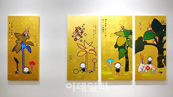 아뜰리에아키서 연 권기수의 개인전 ‘골든아이 속 우주’에 건 전시작 20여점 중 가장 아낌없이 금박을 붙여낸 4점이 나란히 걸렸다. 연작 ‘금처럼 영원한 건 없다’(Nothing Gold Can Last·2022, 각각 162×78㎝). 왼쪽부터 핑크, 후프, 블루, 토우란 부제가 달렸다(사진=오현주 문화전문기자).