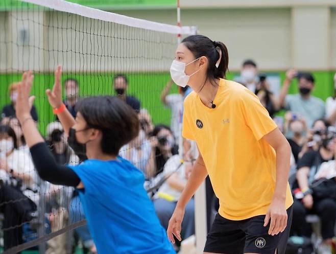 안산시 유소년 배구대회에서 유소년들을 지도하는 김연경, 김연경 SNS 계정