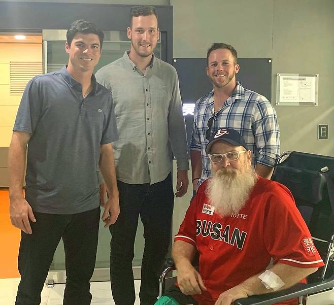 레일리, 다익손, 윌슨 등 왕년의 외국인 선수들의 병문안을 받은 마허 교수. 최근 마허 교수가 폐렴에 걸려 위중하다는 안타까운 소식을 전달해 왔다. 사진=케리 마허 교수 SNS