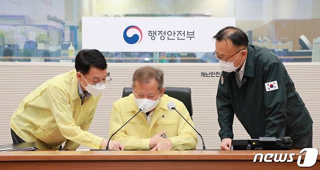 이상민 행정안전부 장관이 8일 밤 정부세종2청사 중앙재난안전상황실에서 집중호우로 인한 침수 피해 등 상황점검 회의를 주재하고 있다. 이 장관은 22시부터 현재 시간까지 점검회의를 이어가고 있다. (행정안전부 제공) 2022.8.8/뉴스1