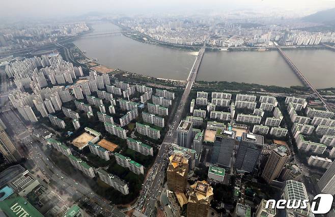 서울 송파구 롯데월드타워 서울스카이에서 바라본 아파트단지 모습. 2022.8.7/뉴스1 ⓒ News1 박세연 기자