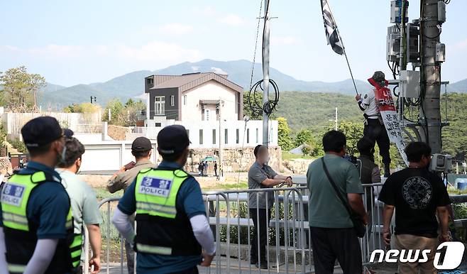 양산경찰서가 문 전 대통령 반대 집회·시위 주최 측을 모아 마을 평온을 당부하는 간담회를 가졌다. 사진은 문 전 대통령 사저 앞에서 한 시위자가 시위를 하고 있는 모습. 2022.6.16/뉴스1 ⓒ News1 김영훈 기자