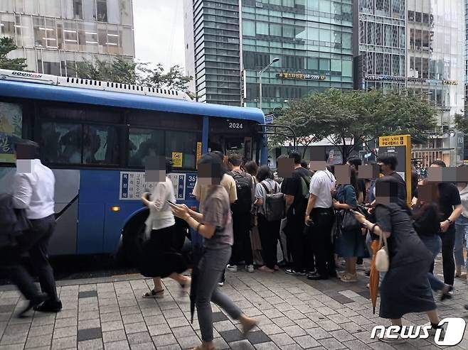 9호선 일부 구간 운행이 중단되자 9일 오전 8시쯤 서울 강남구 신논현역 인근 정류장에서 직장인들이 여의도로 향하는 버스를 기다리고 있다. ⓒ 뉴스1