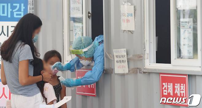 신종 코로나바이러스 감염증(코로나19) 재유행 속에 대전지역 신규 확진자가 4900명대로 치솟아 117일사이 최다치를 기록했으며, 전국적으로 14만9897명이 확진됐다. 9일 대전 유성구 월드컵경기장 주차장에 마련된 선별진료소에서 시민들이 검사를 받고 있다. 2022.8.9/뉴스1 ⓒ News1 김기태 기자