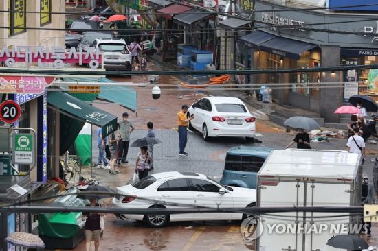 9일 오전 서울 동작구 신대방 삼거리 인근 도로에 간밤의 폭우에 침수된 차들이 뒤엉켜 멈춰 서 있다. [이미지출처=연합뉴스]