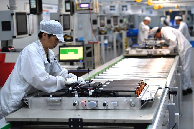 중국 허베이성의 한 배터리 생산 공장에서 자동차용 배터리가 생산되고이다./신화 연합뉴스
