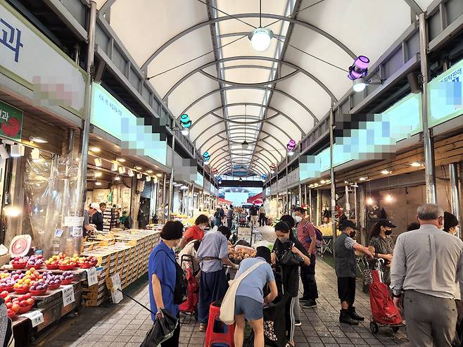 8일 오후 3시쯤 서울 동대문구 청량리전통시장. 청량리전통시장은 반경 1km 안에 대형마트가 2곳 있다. 이곳 시장 상인들은 대형마트 휴무에 따른 매출 영향이 크다고 말했다. /김태호 기자