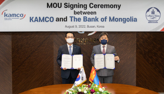 권남주 캠코 사장(왼쪽)과 락바수랭 뱌드란 몽골 중앙은행 총재가 협약을 체결하고 기념촬영을 하고 있다. 캠코 제공