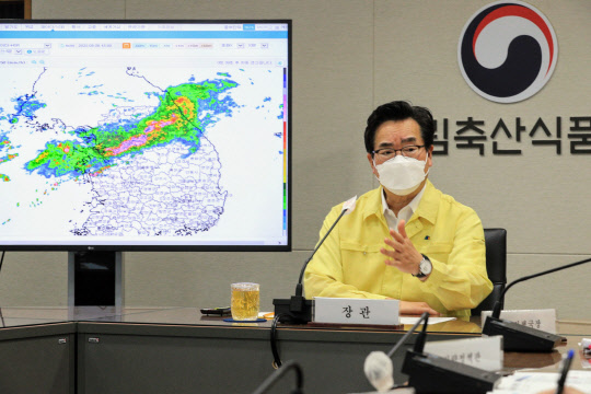 정황근 농림축산식품부 장관이 8일 정부세종청사에서 집중호우에 따른 농업부문 긴급 점검 회의를 주재하고 있다. <농림축산식품부 제공>