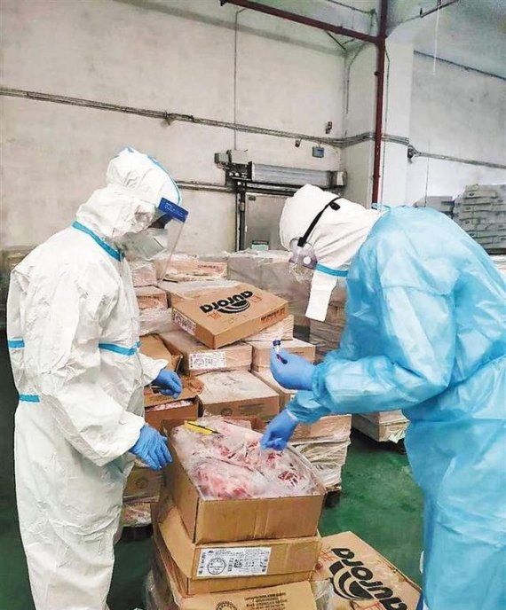 중국에서 방역 요원이 수입산 냉동식품을 검역하고 있다. 중국 인터넷 캡쳐.