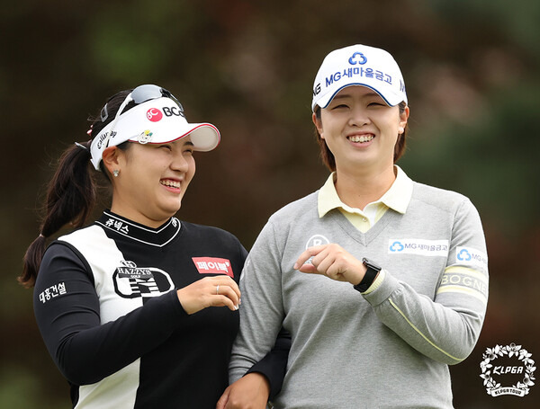한국여자프로골프(KLPGA) 투어에서 활약하는 김희지, 곽보미 프로가 밝은 표정으로 경기하는 모습이다. 사진제공=KLPGA