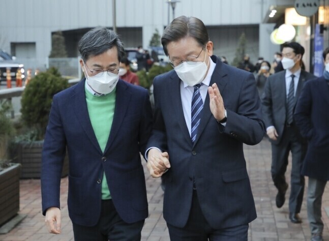이재명 당시 더불어민주당 대선 후보(오른쪽)와 김동연 당시 새로운물결 대선 후보가 지난 3월1일 서울 마포의 한 카페에서 회동한 후 손잡은 채 이동하고 있다. 공동취재사진