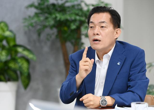 지난달 29일 시장 집무실에서 한국일보와 만난 이재준 수원특례시장이 인터뷰하고 있다. 수원시 제공