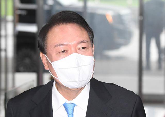 윤석열 대통령이 8일 서울 용산 대통령실에서 출근길에 기자들과 만나 약식기자회견을 진행하고 있다. 서재훈 기자