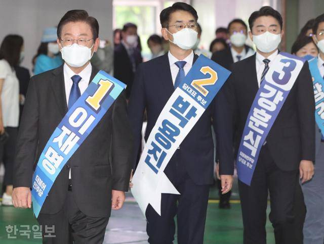 더불어민주당 당대표 후보들이 7일 인천 남동체육관에서 열린 민주당 당대표 및 최고위원 후보자 인천 지역 합동연설회에 참석하고 있다. 왼쪽부터 이재명, 박용진, 강훈식 의원. 공동취재사진