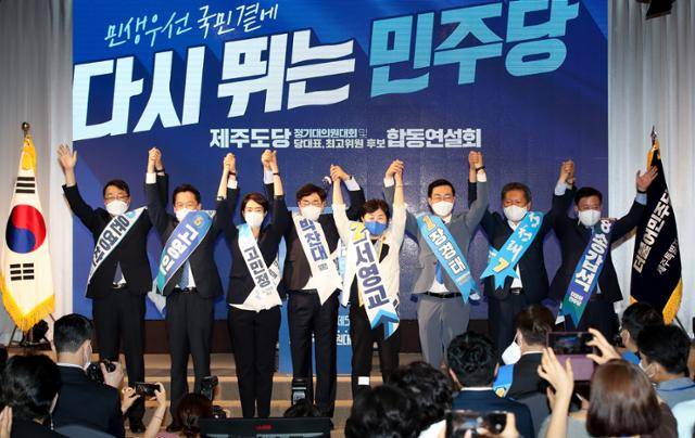 7일 오전 제주난타호텔 대연회장에서 열린 더불어민주당의 8·28 전당대회 지역 순회 경선 제주 합동연설회에서 최고위원 후보들이 인사하고 있다. 왼쪽부터 윤영찬, 고영인, 고민정, 박찬대, 서영교, 장경태, 정청래, 송갑석 의원. 제주=뉴시스