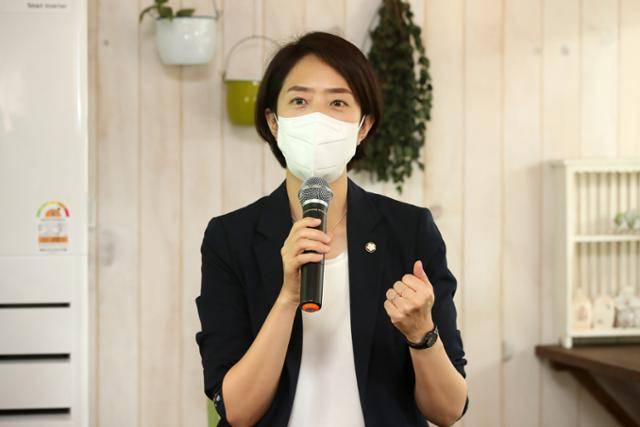 더불어민주당 최고위원 선거에 나선 고민정 의원(서울 광진구을)이 4일 오후 대구 중구 대봉동 한 카페에서 열린 간담회에서 발언하고 있다. 뉴스1