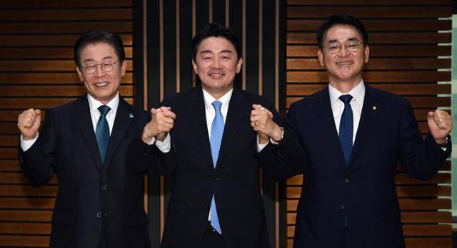 이재명(왼쪽부터), 강훈식, 박용진 더불어민주당 당대표 후보가 9일 오전 서울 양천구 CBS사옥에서 열린 CBS라디오 ‘김현정의 뉴스쇼’ 당대표 후보자 방송 토론회에 출연해 기념 촬영을 하고 있다. 뉴스1