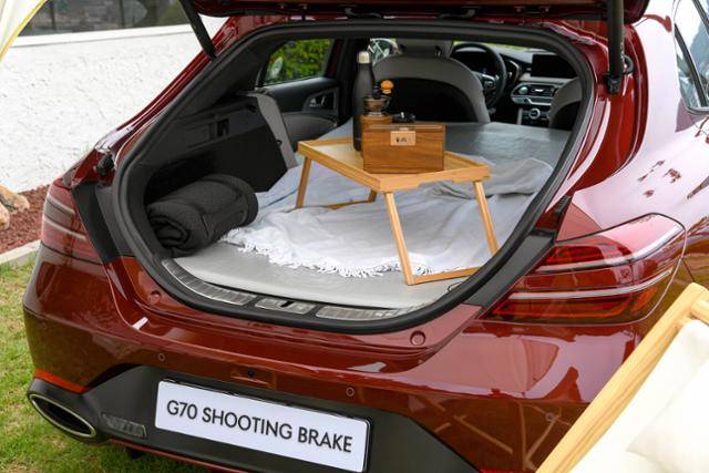 제네시스 G70 슈팅브레이크 실내 2열을 접고 에어매트를 깔아놓은 모습. 제네시스 제공
