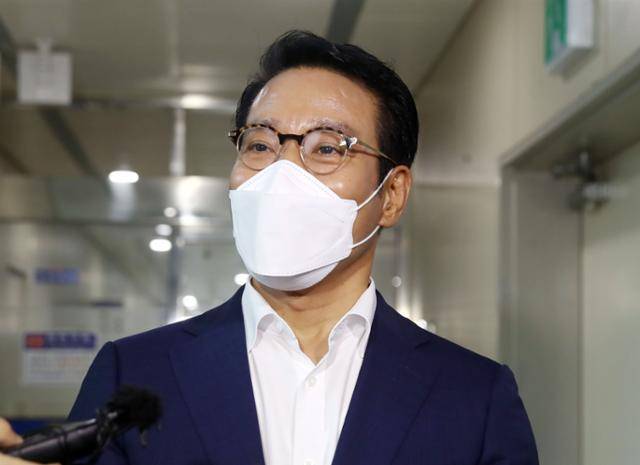 허위학력 기재 의혹(공직선거법 위반)을 받는 최경식 남원 시장이 지난 2일 오후 전북경찰청에 출석해 조사를 마친 뒤 조사실을 빠져나오고 있다. 연합뉴스