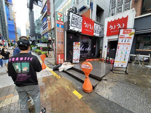 9일 오전 서울 강남역 인근 한 지하주점 업주가 전날 내린 폭우로 인해 들어찬 물을 펌프를 이용해 빼내고 있다. 김재현 기자