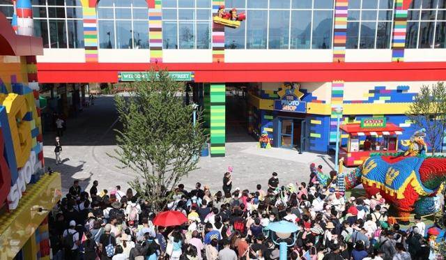 100번째 어린이날이었던 지난 5월 5일 오전 강원 춘천시 하중도 레고랜드 코리아 리조트 입구가 개장을 기다리는 관람객들로 붐비고 있다. 춘천= 연합뉴스