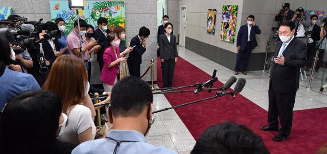 8일 휴가를 마치고 복귀한 윤석열 대통령이 서울 용산구 대통령실에서 약식기자회견을 진행하고 있다. 서재훈 기자