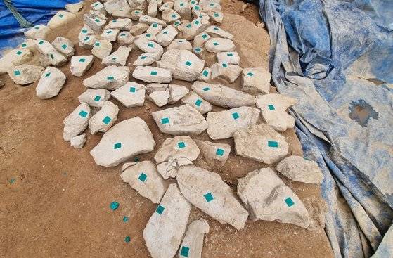 문화재청 협의 없이 분리해놓은 ‘구산동 지석묘’ 박석(바닥돌) 모습. [사진 김해시]