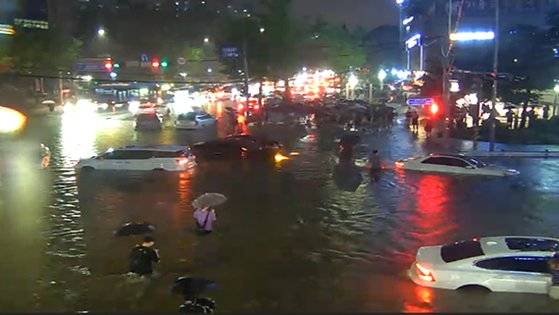 서울과 경기 대부분 지역에 호우 경보가 내려진 8일 밤 폭우가 내려 시내 곳곳이 침수됐다. 서울 강남구 대치동 도로가 범람하면서 차량이 침수돼 물에 떠 있다. 기상청은 오늘(9일)도 수도권과 강원 내륙·산지를 중심으로 폭우가 내리겠다고 예보했다. [사진 KBS 재난 포털 캡처]