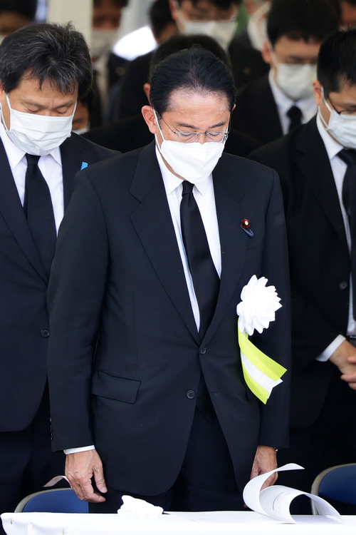 기시다 후미오 일본 총리가 지난 9일 나가사키에서 열린 원자폭탄 투하 77주년 평화기념식에서 묵념하고 있다. 나가사키 | AP연합뉴스