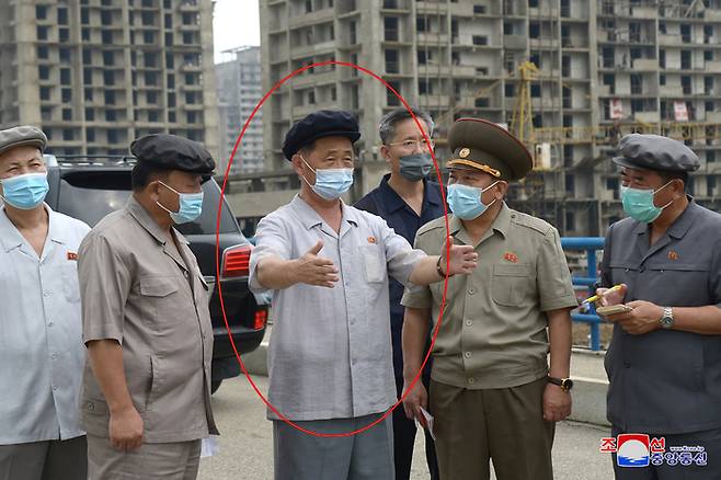 북한 김덕훈(빨간원) 내각총리가 화성지구 1만세대 살림집건설장을 현지에서 요해(파악)했다고 조선중앙통신이 9일 보도했다. | 연합뉴스