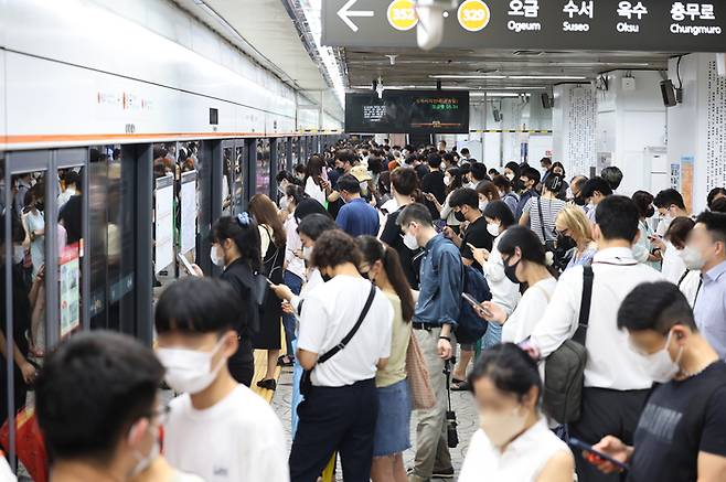 9일 오후 서울 지하철 3호선 대화역 운행 중단으로 퇴근길 혼잡이 빚어지면서 종로구 안국역 승강장이 시민들로 붐비고 있다. 연합뉴스