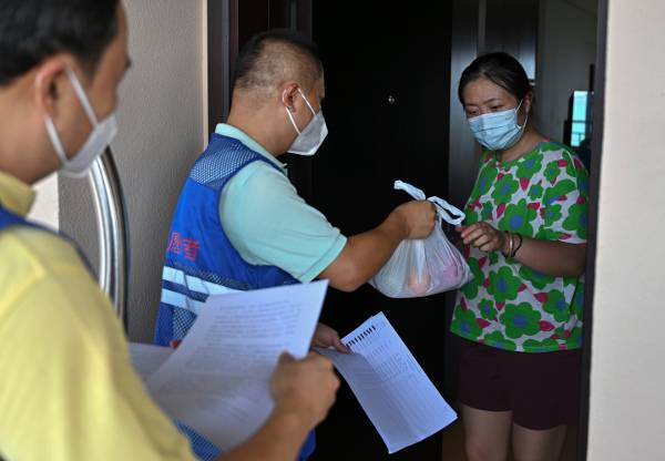 발이 묶인 관광객을 위해 자원봉사자들이 과일을 배달해주는 모습. AP신화연합뉴스