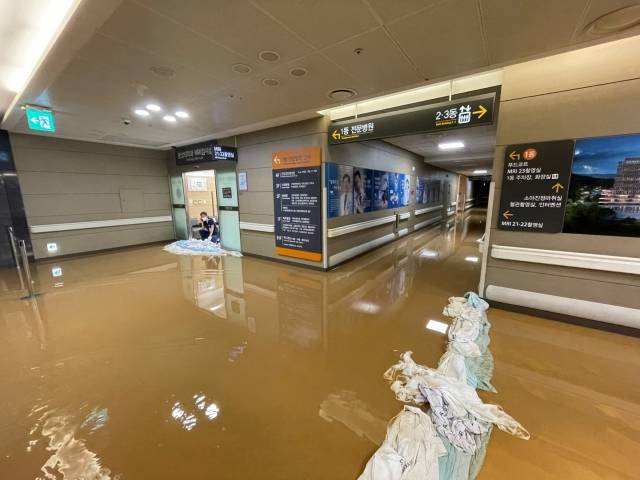 8일 일부 층이 침수된 강남세브란스 병원 내부 상황. 트위터 캡처