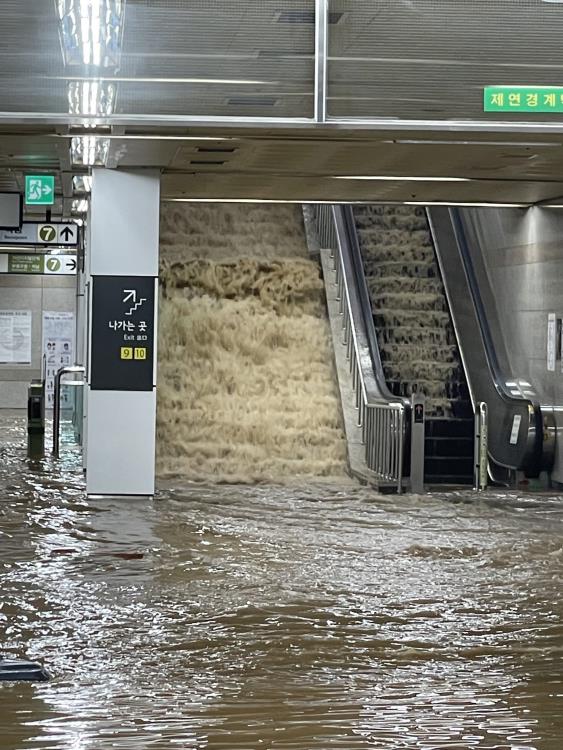 8일 기록적인 폭우에 물바다 된 7호선 이수역 모습. 독자제공, 연합뉴스